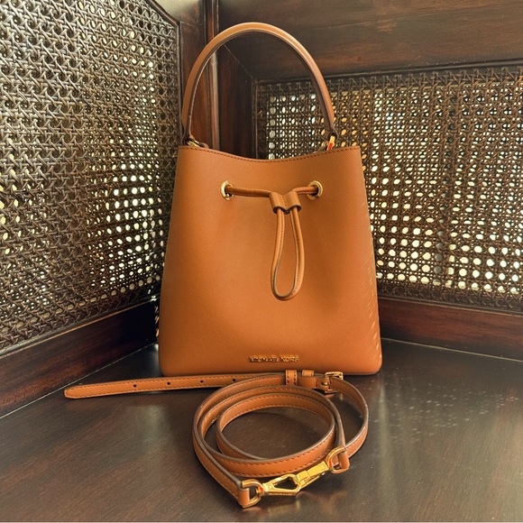 Michael Kors Handbags - Michael Kors SURI bucket bag NWOT